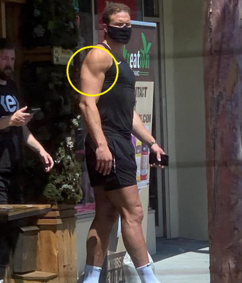 有种恐怖升级叫格里芬,疫情期间买果汁,身穿背心大展壮如牛肌肉