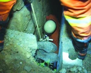 用绳子吊起醉汉