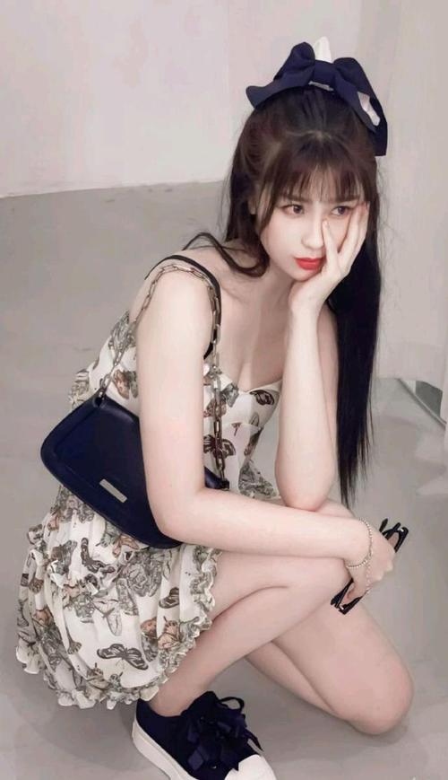 虞书欣碎花吊带裙小露香肩,眨眼衬腮俏皮可爱