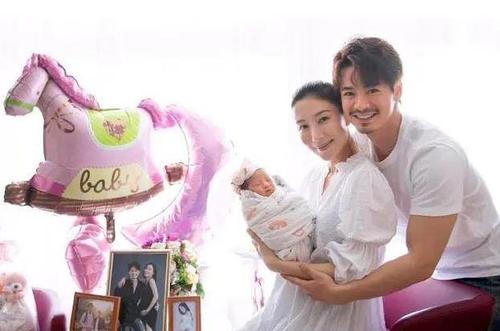 杨怡产女老公罗仲谦停工陪伴老婆女儿早产体重轻叫小珍珠
