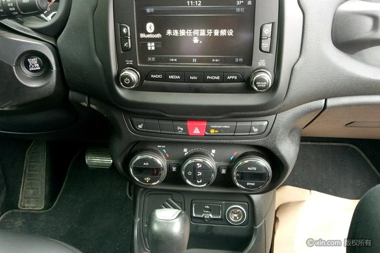jeep自由侠空调调节区