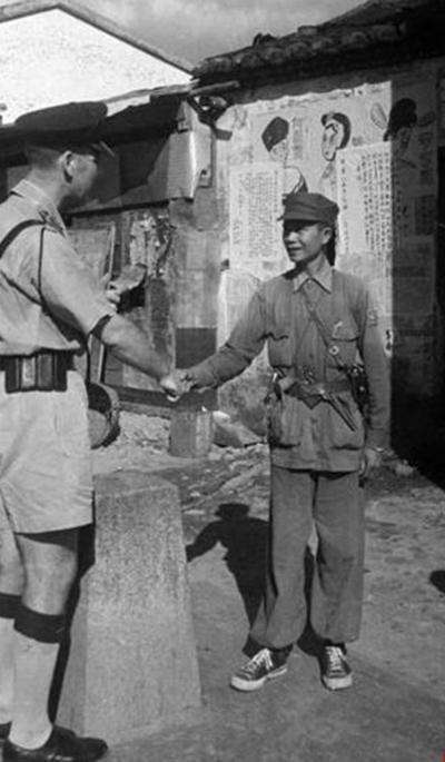 70年前香港中英街上的中国警察, 与电视上不同, 图4一幕让人骄傲