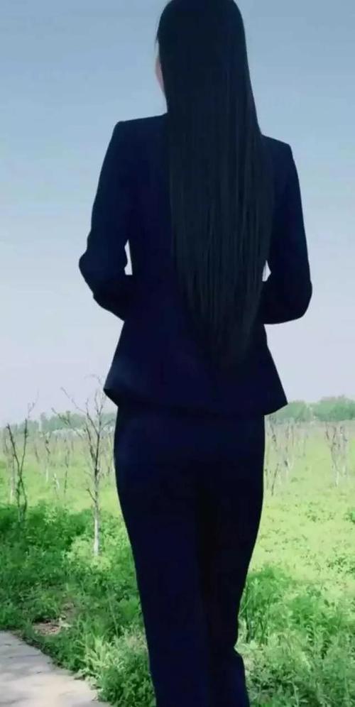 穿职业装的背影,依然楚楚动人