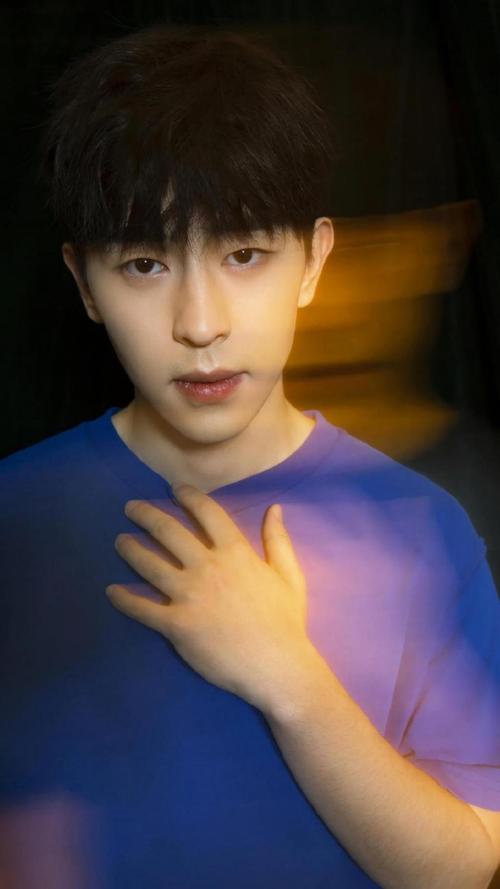 邓伦帅气光影魅力迷人写真