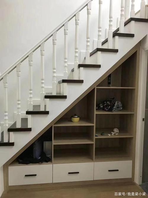 由于空间限制高度有限,通常人进出比较低,所以整体做成储物柜通过定制