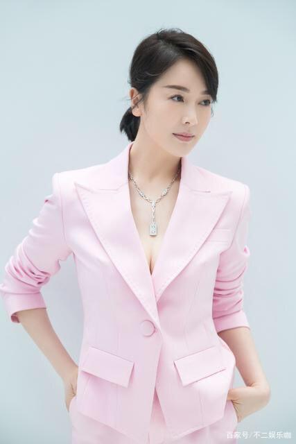 女神左小青气质优雅,知性迷人,太美了,不愧是女神