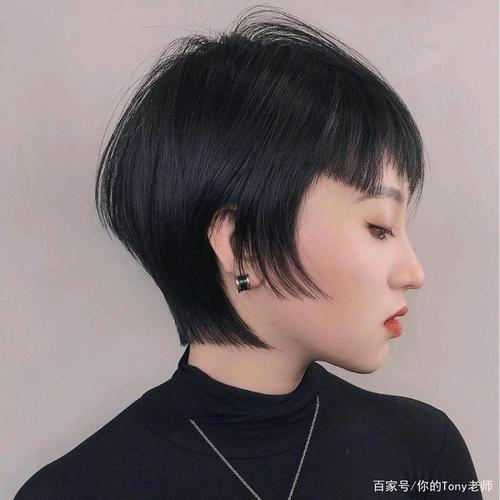 不规则的短发发型,非常的时尚潮流,搭配个颜色就更完美了.