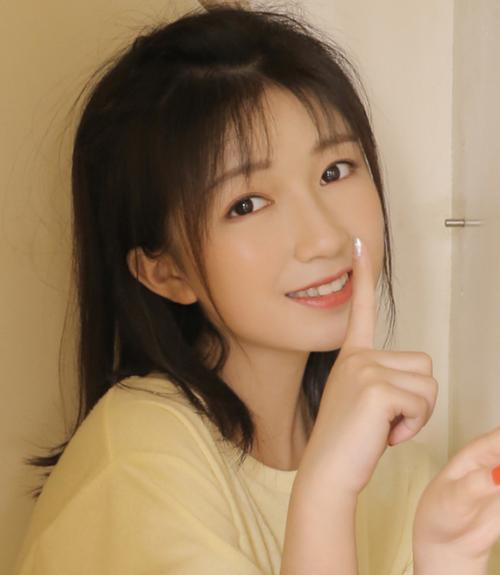 小姐姐的眼睛很漂亮.