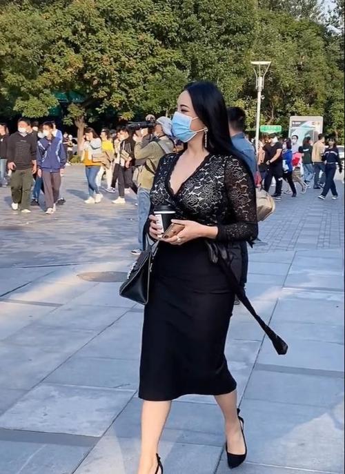 七分裙加上高跟鞋,这微胖姐姐总是美得另类,身材性感又迷人