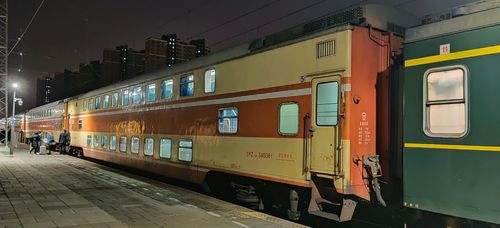 通州西站的站台: y514次列车进站: kd25g-998506 syz25b-345081 syz