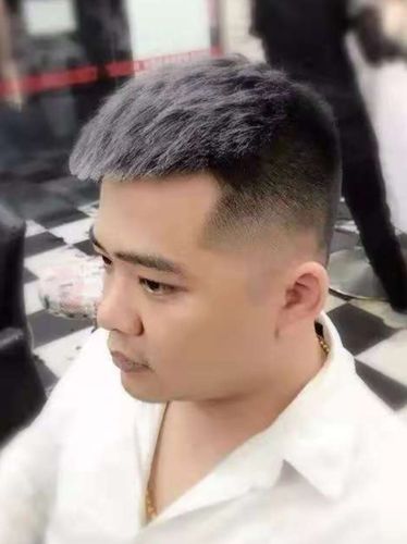 脸大的男生适合什么样的发型?试试这三种显瘦的发型