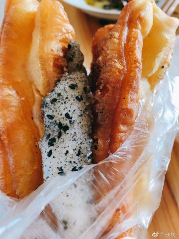 在上饶从小吃到大,油条包麻籽粿.