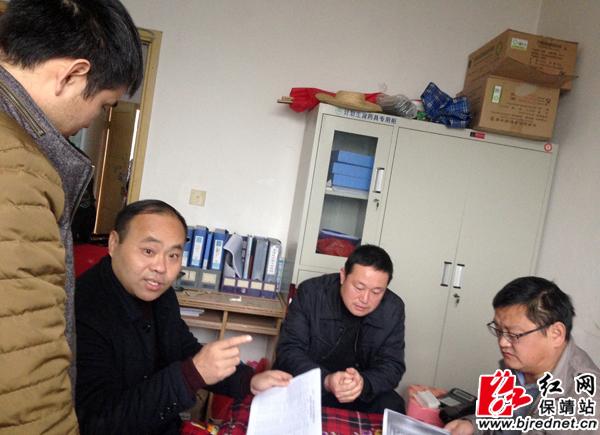 保靖县副县长梁文昌(左二)到复兴镇检查指导计生工作