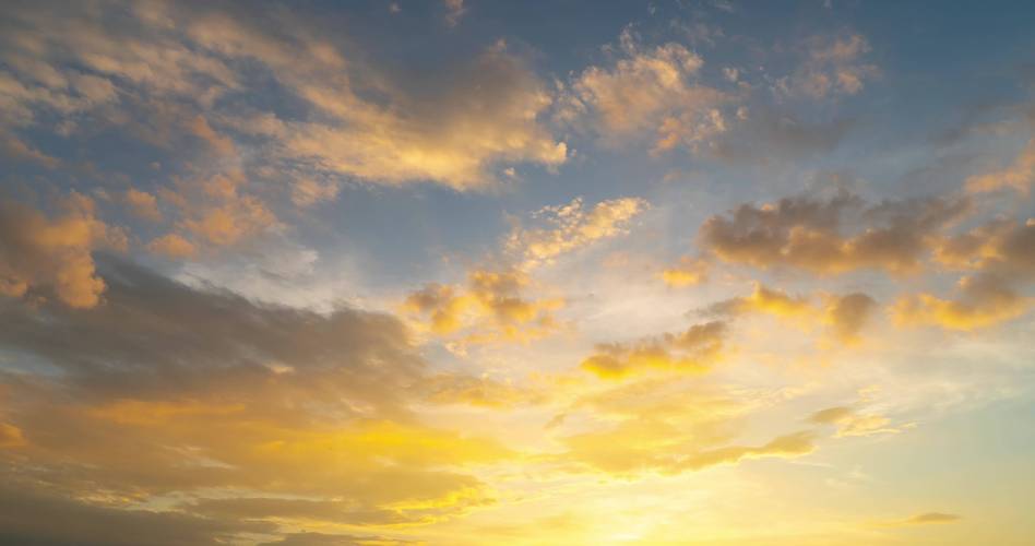 首页 视频素材 实拍视频  云雨水火  4k黄昏动态天空001