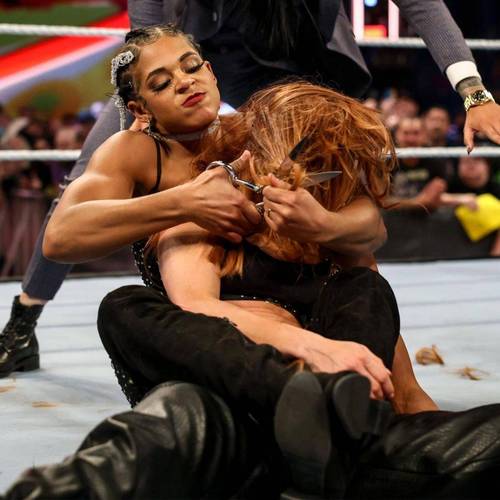 raw女子冠军突然出现并打断比安卡贝拉尔(bianca belair)的一段演讲