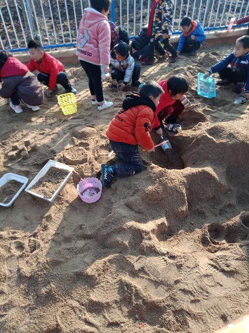玩沙玩水,大乐趣——梭庄幼儿园大二班