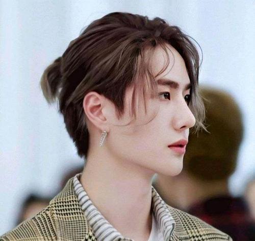 之前讨厌男生浓妆戴耳钉直到我喜欢上王一博这样也可以很喜欢