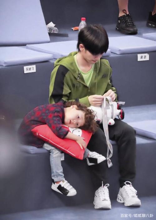 时隔1年再次相见的两人,一点都不陌生,周震南还是