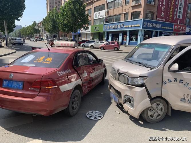 临清广场北十字路口发生车祸,出租车和面包车相撞!
