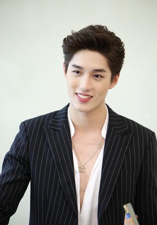 新晋时尚宠儿,泰星tor手持ysl和gucci代言,会拼尽全力