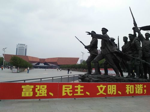 小贴士:【门票】首义广场是开放性广场,不收取任何费用;【游玩时间】