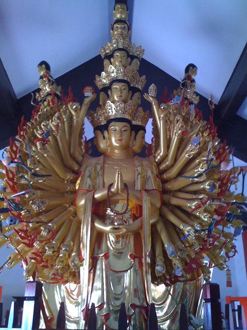 "伴随着清净悠扬的梵乐,韩山寺千手观音,四大天王佛像开光暨殿堂落成