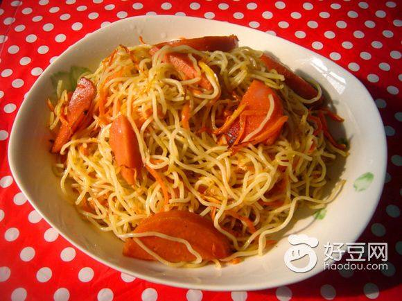 胡萝卜火腿炒面
