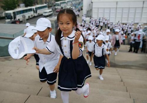 北京小学生中华世纪坛参加少先队入队仪式