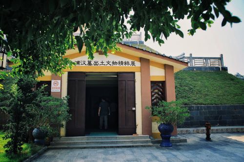 (拍摄合浦汉墓,合浦汉墓属于汉墓群,从七十年代起已经发掘400余座)