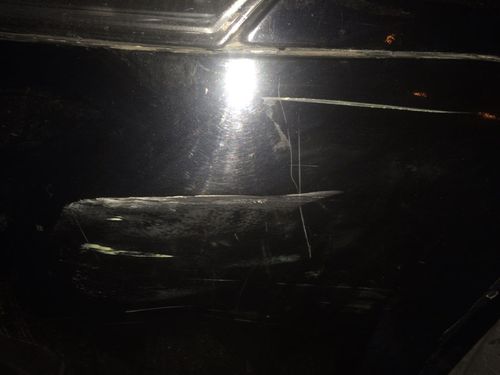 黑色车这样的划痕能自己简单处理么,怎么处理