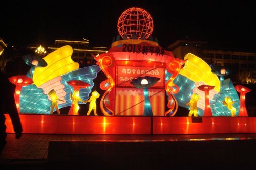 让一个静态的文化场所彰显出现代活力,正是威海广场灯会吸引人的地方