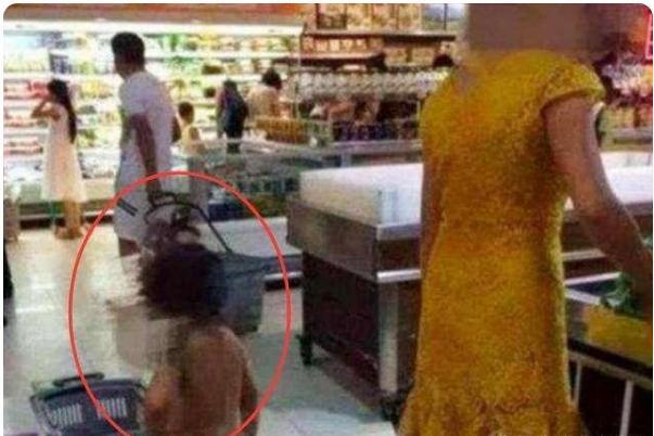女孩光着身子随母亲逛超市,路人好意提醒,孩子妈:关你