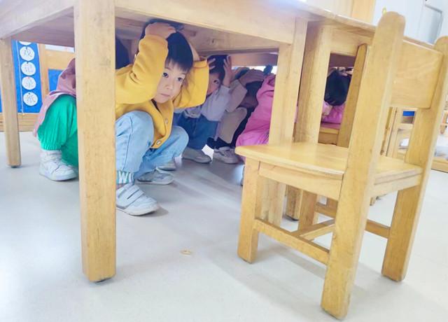 防灾减灾安全童行安城幼儿园开展防震疏散演练活动