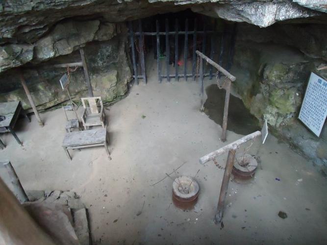 息烽集中营里的猫洞.