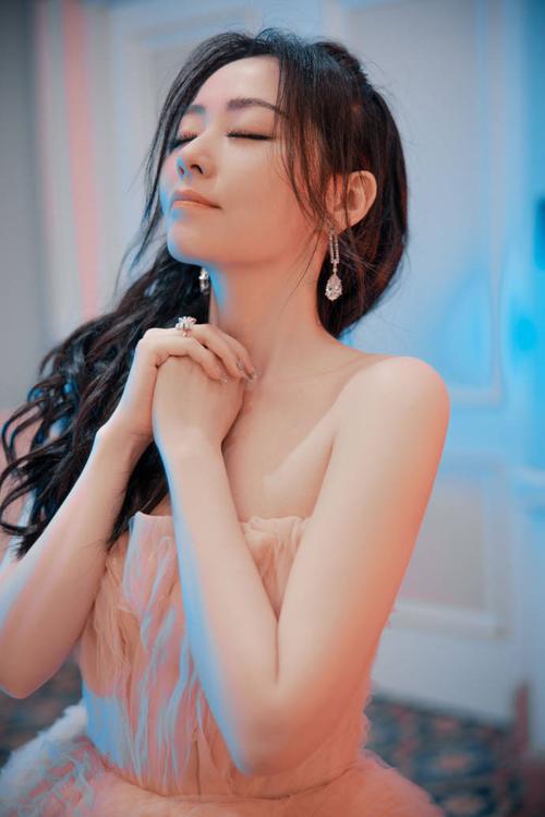 太迷人了!张靓颖穿粉色纱裙摆pose 好似梦幻小公主