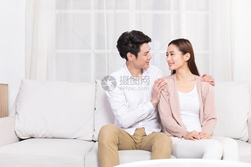 丈夫给妻子捏肩按摩放松
