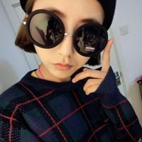 qq头像女生带字超拽萌戴墨镜 女人的话可以听但不能信