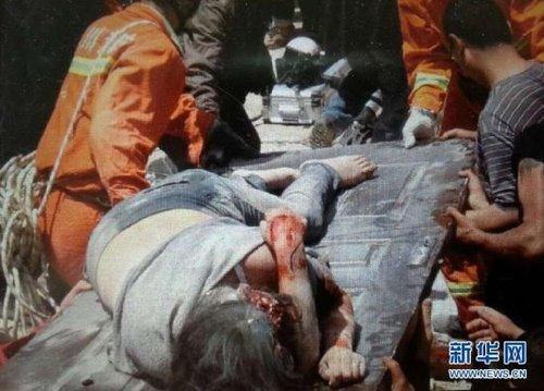 4月20日,救援人员将被地震废墟掩埋的母亲救出记者廖中文 手机拍摄