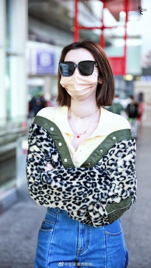 赵小棠最新机场私服更新豹纹拼接短款外套搭配牛仔阔腿裤