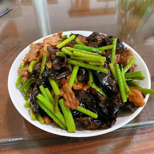 第一次做的蒜苔木耳炒肉,这道菜零失败