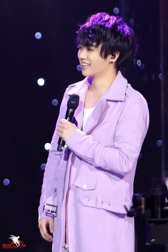 2014华晨宇录制《hi歌》_高清图片大全-爱豆app