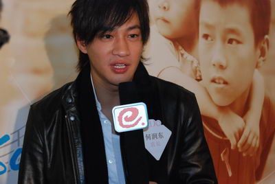 何润东亮相新中关