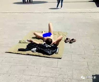 大同北都国际门口 这个"裸奔"哥 你是有多热啊!