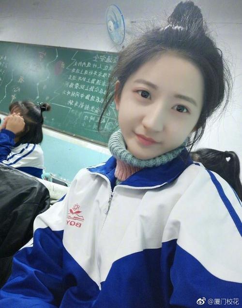 校花女神#她叫李美辰,00年,就读于拜泉一中, 喜欢唱歌,身高165cm