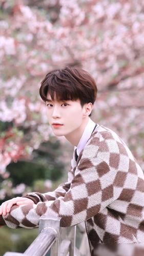 演员范丞丞,帅气营业,学院风的街拍,来看帅照