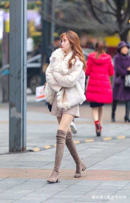 街拍:穿超短裤美女,露出一双白皙大长腿,甚是养眼!