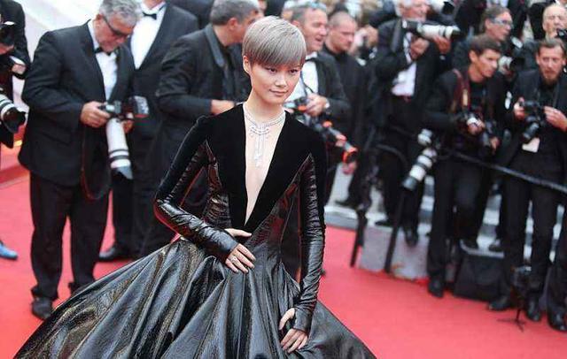 李宇春又被"嫁"给78岁外国老汉,谣言已传两年,戳破其实很简单