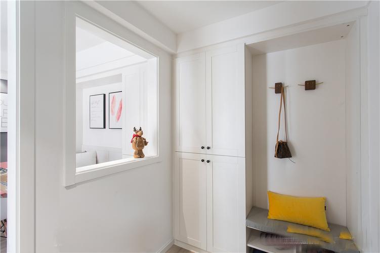 一进门玄关白墙挂衣服怎么防脏入户侧墙带换鞋凳挂衣板造型效果图