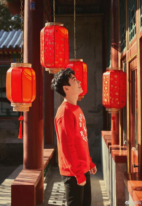 红红火火的朱老师好帅气,好适合红色呀,祝大帅哥元宵快乐!