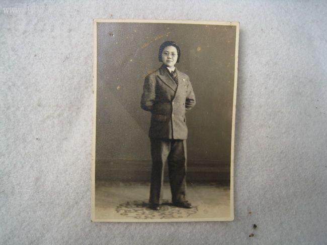 有男人气派的民国美女穿了西服皮鞋(9.4x6.7厘米)